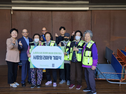 노벨리스와 프라하 993이 함께 하는 사랑의 리어카 기증식 . 왼쪽 두 번째 사친 사푸테 노벨리스 아시아 사장, 네 번째 샴 팔리왈 프라하 993 대표, 여섯 번째 이병호 부산시 수영구 노인복지관 관장