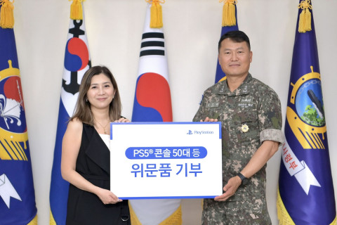 왼쪽부터 재클린 추 소니인터랙티브엔터테인먼트 아시아 마케팅 총괄과 김경철 해군 2함대사령관이 위문품 전달식 후 기념 촬영을 하고 있다