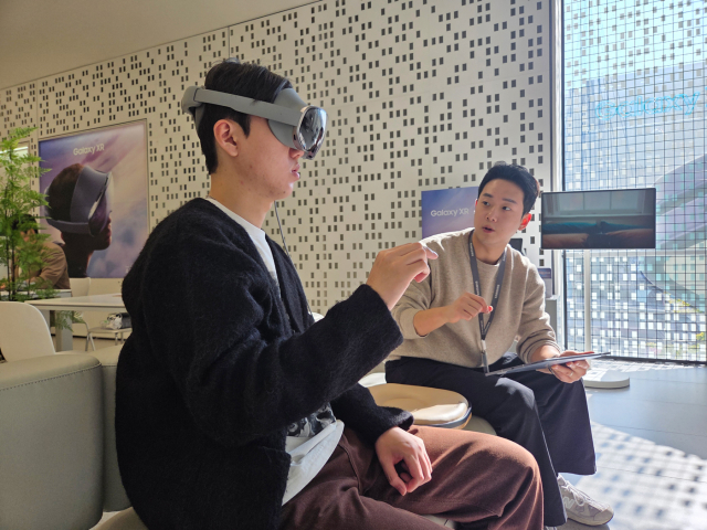삼성스토어 홍대에서 헤드셋 형태의 모바일 기기 ‘갤럭시 XR’을 체험하는 모습