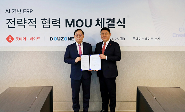 더존비즈온 이강수 부회장(왼쪽)과 롯데이노베이트 김경엽 대표가 26일 롯데이노베이트 본사에서 업무협약 체결 후 기념촬영을 하고 있다