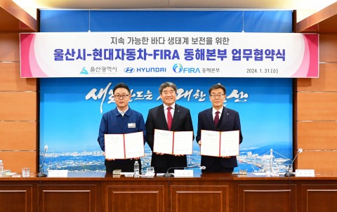 왼쪽부터 김동민 현대차 울산총무실장, 정호동 울산시 경제산업실장, 최성균 한국수산자원공단 동해본부장이 울산시청에서  ‘바다숲 조성사업 추진을 위한 업무협약(MOU)’을 체결하고 기념 촬영을 하고 있다
