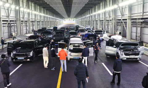 중앙일보가 선정하는 올해의 차(Car Of The Year, COTY) 2차 현장 심사가 17일 경기도 화성시 자동차안전연구원에서 진행됐다. 이날 심사에 참여한 심사위원들이 디자인과 램프류 심사를 진행하고 있다(사진=중앙일보)