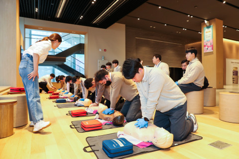 삼성스토어 부천중동에서 임직원 대상 ‘응급처치 및 심폐소생술(CPR) 교육’을 진행하고 있다