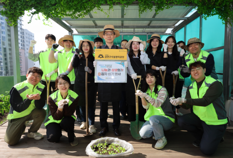 금천구시설관리공단은 도시농업 활성화와 도농상생을 위해 옥상 텃밭을 조성하고, 임직원이 참여하는 감자심기 행사를 개최했다. 사진은 행사에 참여한 권순형 본부장과 임직원들의 모습(제공: 금천구시설관리공단)